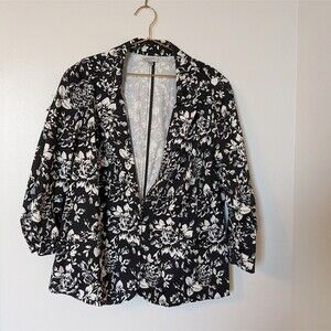 Avenue Size 18 Black and White floral blazer